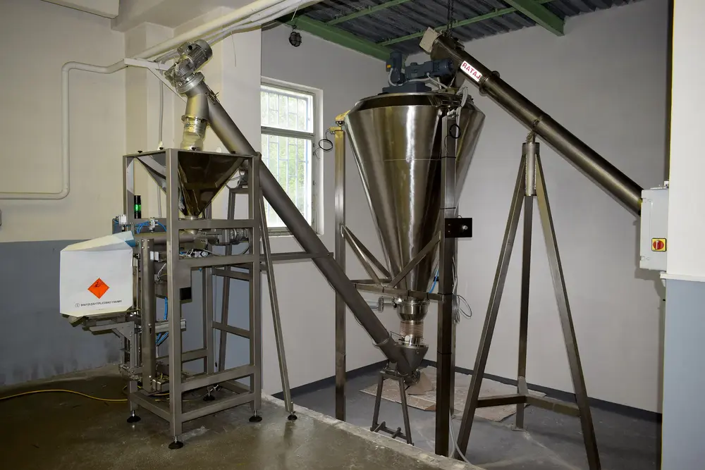 Vertikální míchací zařízení s pytlovacím poloautomatem pro ventilové pytle